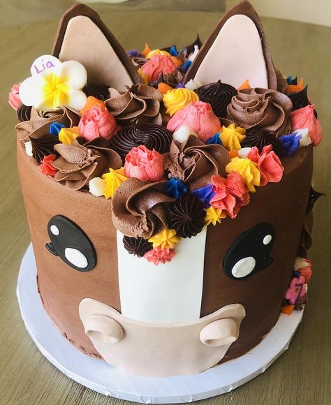 Horse Cake Design, Horse Cake Ideas, Vanilla Chocolate Chip Cake, Cowgirl Cake, Bakery Coffee Shop, Cowboy Cake, Horse Birthday Cake, Cowgirl Cakes, Cowboy Cakes