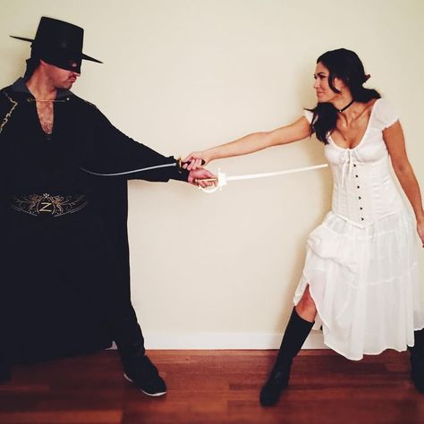 Zorro and Elena From The Legend of Zorro Elena Costume, Movie Couples Costumes, Zorro Costume, Karneval Diy, Movie Duos, Diy Couples Costumes, Movie Halloween Costumes, Couple Costumes, Couples Halloween Outfits