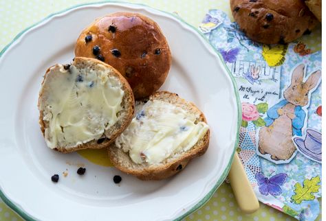 Easy to make English currant buns are a classic of British food and loved by the famous Peter Rabbit and his friends in Beatrix Potter's lovely books. Currant Buns Recipe, Homemade Buns, Baking Bowl, Buns Recipe, Hot Cross Buns, Cross Buns, Bun Recipe, Apricot Jam, British Food