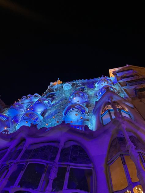 #Barcelona #spain #club #life #aesthetic #party #lights #vacation #building #blue #gaudi Club Life Aesthetic, Inter Railing, Barcelona Party, Barcelona Club, Barcelona Nightlife, Barcelona Itinerary, Aesthetic Party, Nightclub Aesthetic, Summer Club