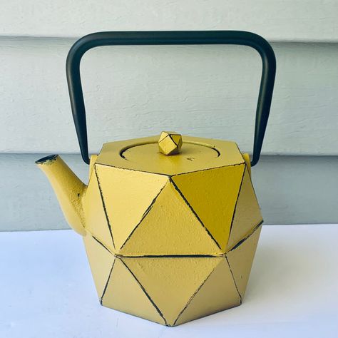 Cast Iron Tea Pot, Cute Teapot, Fire Extinguisher, Ceramic Teapots, Tea Kettle, Cast Iron, Geometry, Tea Pots, Tea