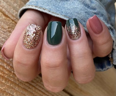 2023 Fall Gel Nails, Elegant Fall Nails Short, Fall Nail Ideas With Glitter, Fall Colorful Nails, September Nail Ideas Dip Powder, Thanksgiving Nail Color Ideas, Fall Shellac Nails Designs, Fall Nail Designs Dip Powder, November Nails Fall Dip