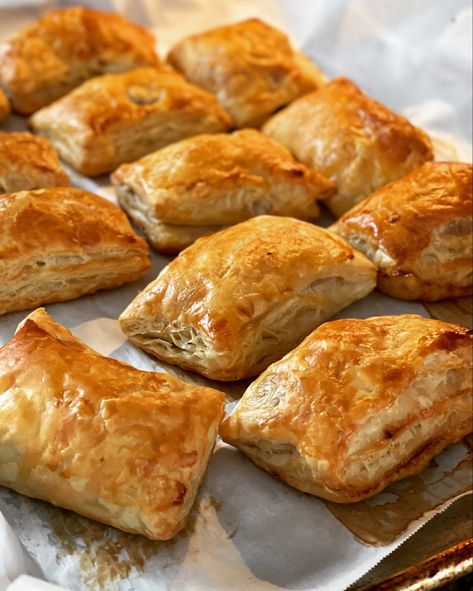 Puff Pastry Patties, Caribbean Pastries, Haitian Patties Recipe, Haitian Breakfast, Haitian Patties, Haitian Recipes, Fish Patties, Crab Cake Recipes, Haitian Culture