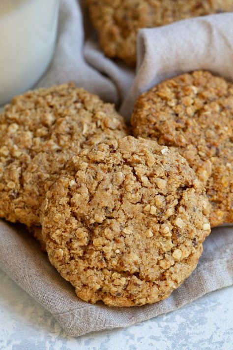 Soft and Chewy Oatmeal Cookies that are super easy to make with only one bowl and 8 healthy ingredients! #glutenfree #vegan #oatmeal #cookies Oat Biscuit Recipe, Healthy Easy Desserts, Oatmeal Cookie Recipes Healthy, Oatmeal Cookies Recipes Easy, High Carb Vegan, Vegan Motivation, Healthy Vegan Cookies, Oat Cookie Recipe, Vegan Oatmeal Cookies