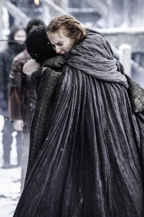 Sansa and Jon Snow finally reunite at Castle Black. Sansa Jon, Game Of Thrones Books, Game Of Thrones Tv, Daemon Targaryen, Got Game Of Thrones, The North Remembers, Fire And Blood, Black Castle, Cersei Lannister