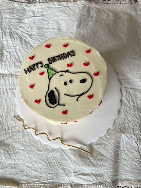 Snoopy Bday Party, Snoopy Cakes Birthdays, Snoopy Desserts, Snoopy Cake Birthdays, Snoopy Cake Ideas, Snoopy Birthday Party Ideas, Snoopy Party Ideas, Planet Cake Pops, Snoopy Birthday Decorations