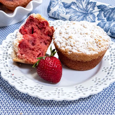 Best of All Strawberry Muffins - Pastries Like a Pro White Chocolate Curls, Easy Pumpkin Muffins, Date Muffins, Strawberry Muffin Recipes, Pumpkin Muffins Easy, Strawberry Bread, Pastry Cook, Pumpkin Mousse, Strawberry Muffins