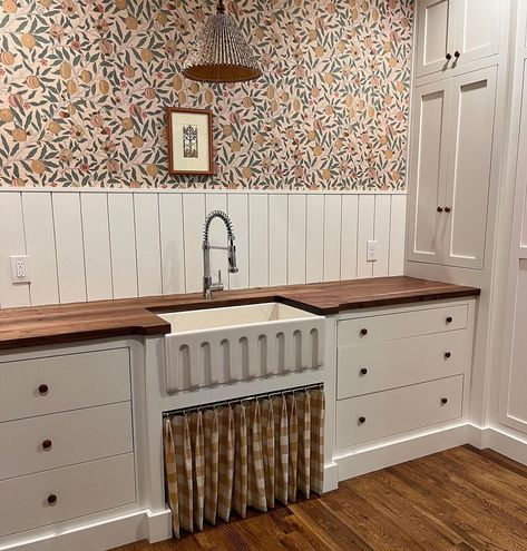 Stephanie Sabbe, Fixer Upper Home, Mud Rooms, Cottage Style Home, Mudroom Design, European Farmhouse, Laundry Room Inspiration, Farmhouse Inspiration, Boot Room