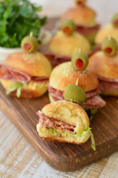 Party Sandwiches, Party Food Buffet, Catering Ideas Food, Mini Sandwiches, Party Food Platters, Cold Appetizers, Picnic Food, Snacks Für Party, Finger Food Appetizers