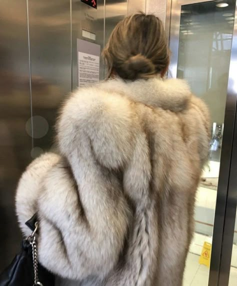 Stile Kendall Jenner, Quoi Porter, Super Rich Kids, Paris Mode, I'm With The Band, Looks Street Style, Rest And Relaxation, White Fur, Winter Fits