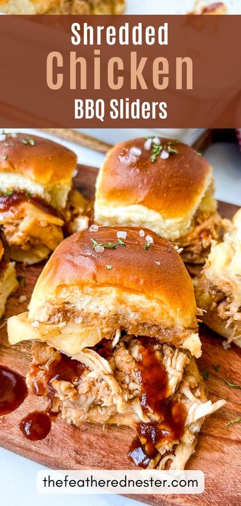 Bbq Chicken Sliders Recipes, Sliders Recipes Hawaiian Rolls, Bbq Sliders, Chicken Barbecue, Sliders Recipes Chicken, Bbq Chicken Sliders, Shredded Bbq Chicken, Bbq Chicken Sandwich, Slider Sandwiches