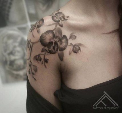 Nice Tattoos, Orchid Tattoo, Tattoo Shoulder, Shape Tattoo, Flower Tattoo Shoulder, Shoulder Tattoos, Geniale Tattoos, Shoulder Tattoos For Women, Body Adornment