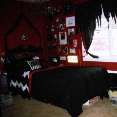 2000s Goth Bedroom, Bedroom Emo Aesthetic, 80s Goth Room, 2000s Emo Room, Emo Bedroom 2000s, Scene Room Emo, Red Goth Room, Black And Red Room, Red And Black Goth Bedroom