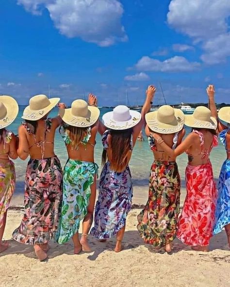 Beach Sweet 16, Fun Beach Pictures, Boat Party Outfit, Modesty Dress, Family Beach Pictures, Family Photo Pose, Beach Family Photos, Beach Friends, Friend Poses Photography