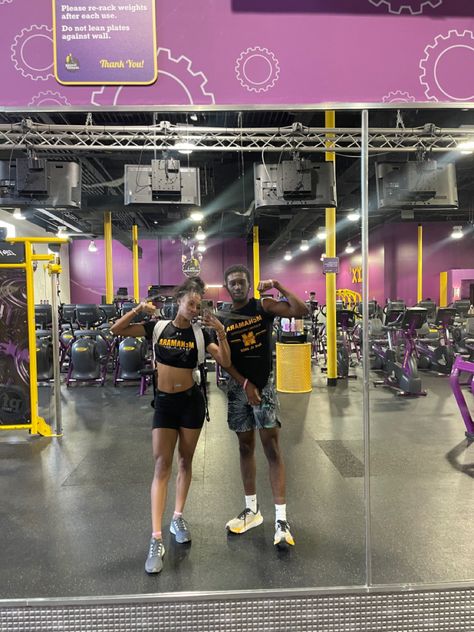 Athlete Relationship Goals, Black Fitness Couples, Athlete Couple Aesthetic, Black Basketball Couples, Gym Couple Black, Track Couple Goals, Track Relationship, Track Couples, Athlete Couples