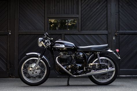 Simpatico: Solo Motorcycle's Impeccable Norton Atlas Café Racer | Bike EXIF Norton Commando, Bmw Boxer, Bike Exif, Cafe Racer Bikes, Motorcycle Gear, Drum Brake, Classic Bikes, Cafe Racer, Bike