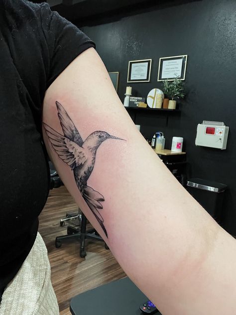 Cross Tattoos For Women, Mom Tattoo Designs, Mommy Tattoos, Tattoos For Women Half Sleeve, Upper Arm Tattoos, Bicep Tattoo, Pretty Tattoos For Women, Hummingbird Tattoo, Discreet Tattoos