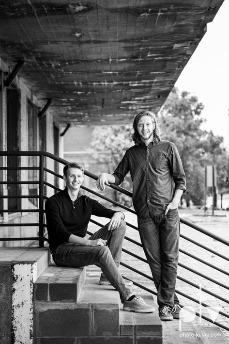 Twin Senior Pictures Sibling Poses, Twin Boy Senior Picture Ideas, Two Brothers Photography, Brothers Poses, Brother Photography Poses, Brothers Photo Shoot, Twin Senior Pictures, Fort Worth Downtown, Brother Poses