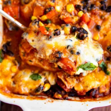 Make this Southwestern Baked Chicken when you're short on time and need a quick dinner. Just dump and go - everything goes into the baking dish and off into the oven! | #chickenfoodrecipes #chickendinner #chickenrecipes #easydinner #easyrecipes #dinnerrecipe #easydinnerrecipe #familydinner #mexicanfood #texmex #chicken Baked Chicken Breast Recipes, Southwestern Chicken, Salad Avocado, Black Beans Corn, Chicken Tacos Crockpot, Chicken Breast Recipes Baked, Hello Fresh Recipes, Tomato Cucumber, Mexican Rice