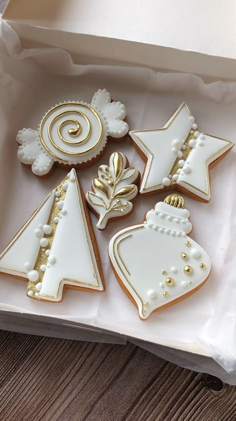 Christmas Sugar Cookies Ornaments, White And Gold Christmas Cookies, Christmas Icing Cookies Decorating Ideas, Christmas Decorative Cookies, Christmas Cookie Sets Decorated, Nativity Cookies Decorated, White Christmas Sugar Cookies, Cookies Royal Icing Christmas, Royal Icing Christmas Cookies Ideas