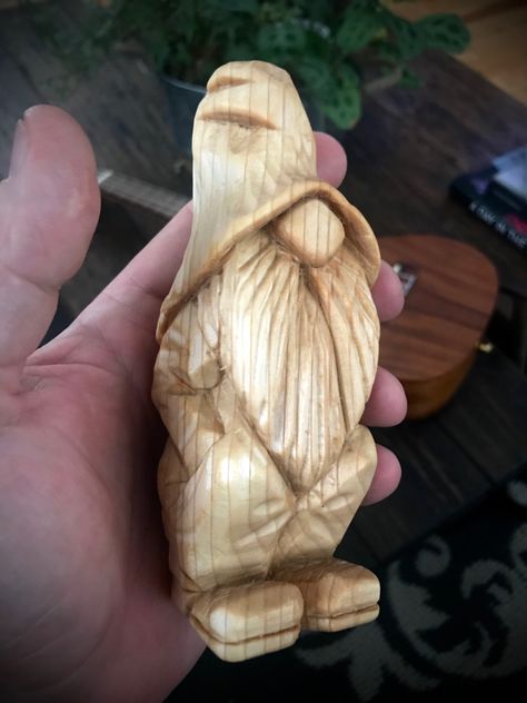 Hand Carved Wooden Gnomes, Gnome Carving, Woodcarving Ideas, Tre Kunst, Whittling Projects, Wood Carving Faces, Hand Carved Walking Sticks, Santa Carving, Dremel Carving