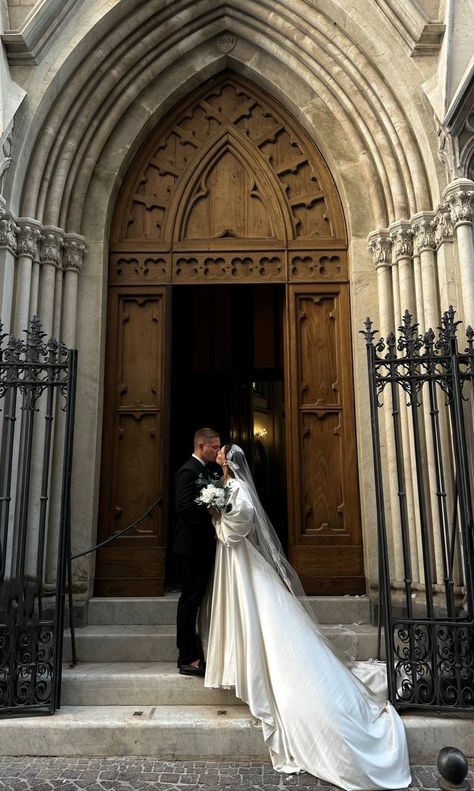 Church Wedding Photos, Cathedral Wedding, Catholic Wedding, Bride And Groom Pictures, Wedding Inspiration Board, Classy Wedding, Wedding Mood Board, Chapel Wedding, Ideal Wedding