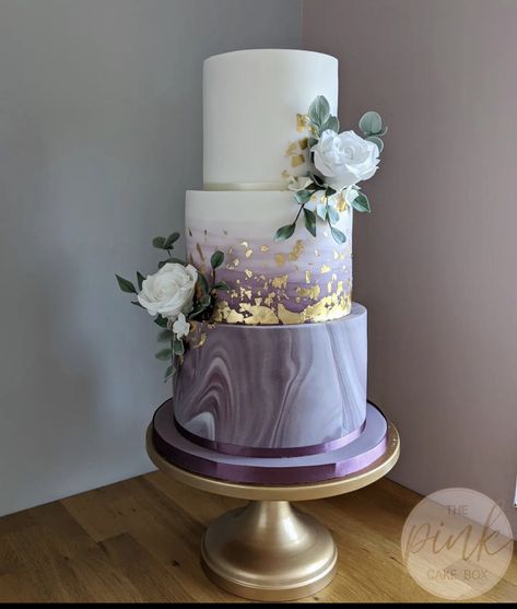 Lavender And Gold Wedding Cake, Rapunzel Wedding Cake, Desi Wedding Cake, Cake For Party, Wedding Cake Purple, Lavender Wedding Theme, Rapunzel Cake, Quince Cake, Purple Wedding Cake