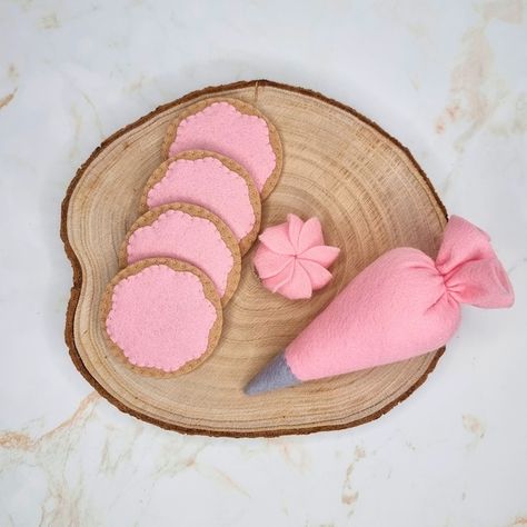 FeltyTreatsUK - Etsy France Felt Bakery Food, Pretend Bakery, Felt Sweets, Felt Food Patterns, Felt Food Diy, Handmade Cat Toys, Felt Play Food, Felting Ideas, Felted Wool Crafts