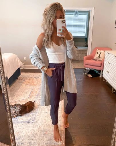 Comfy Late Summer Outfits, Casual Outfit With Joggers, Joggers Sweatpants Outfit, Cozy Casual Outfits Spring, Comfy Rainy Day Outfit For Summer, Mall Date Outfit Casual, Comfy Outfits For Moms, Womens Jogger Outfits, Summer Lazy Day Outfits