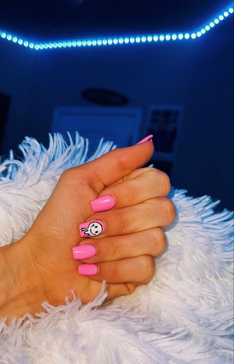 Cute Nails With Smiley Face, Smiley Nails Pink, Dripping Smiley Face Nails, Pink Nails Smiley Face, Purple Smiley Face Nails, Drippy Smiley Face Nails, Melted Smiley Face Nails, Melting Smiley Face Nails, Square Summer Acrylic Nails