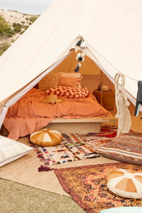 Zelt Camping Hacks, Simple Rugs, Canvas Tent Camping, Tents Camping Glamping, Real Living Magazine, Tent Ideas, Zelt Camping, Rental Ideas, Tent Camping Hacks