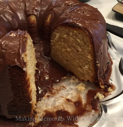 Peanut Butter Pound Cake, Peanut Butter Desserts Easy, Vanilla Pound Cake Recipe, Peanut Butter Glaze, Tastee Recipe, Butter Pound Cake, Tooth Cake, Butter Glaze, Chocolate Pound Cake