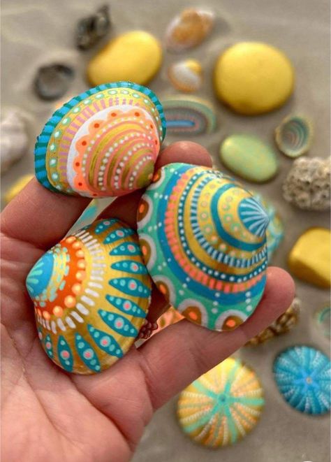 Painted Conch Shells Ideas, Shell Painting Ideas Seashells, Painted Clam Shells, Painting Shells, Dotted Art, Painted Seashells, Shell Painting, Shell Ideas, Seashell Projects