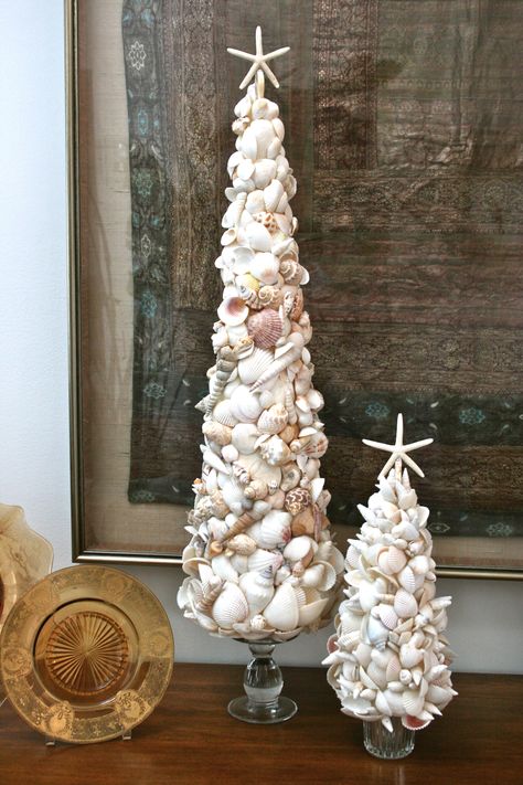 Shell Christmas Trees: I think my Spring/Summer project will be to make 3 more of these in different sizes for our next Christmas. I may even make a few for friends! Fun to do. Diy Mini Christmas Tree, Seashell Christmas Tree, Beach Christmas Decorations, Seashell Christmas, Board Crafts, Boys Diy, Deco Marine, Christmas Tree Canvas, Seashell Projects