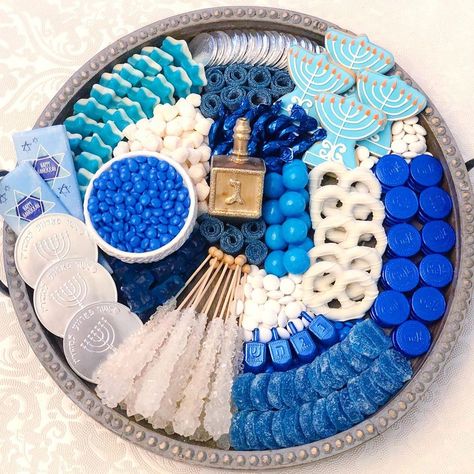 Shirley Ambalu on Instagram: “Something Sweet ✨🌀#HappyHolidays” Hanukkah Food Ideas, Hanukkah Party Ideas, Chrismukkah Party, Hanukkah Foods, Hanukkah Party Food, Sweet Boards, Hanukkah Aesthetic, Hannukah Party, Hannukah Decorations