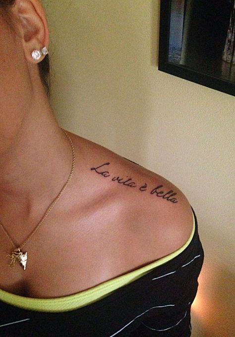 Italian Quote Tattoos, Bella Tattoo, Handwriting Tattoos, Tattoo Shoulder, Grunge Tattoo, Omerta Tattoo, Shoulder Arm Tattoos, Dad Tattoos, Comfortable Life