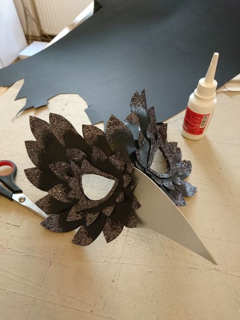 Paper Mache Feathers, Feather Mask Diy, Creative Mask Ideas Diy, Bird Mask Diy, Masks Diy Kids, Mask Paper Mache, Eagle Costume, Masquerade Mask Diy, Mask Craft