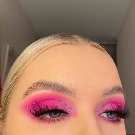 Pink Makeup Rhinestones, Pink Eye Makeup With Rhinestones, Dramatic Pink Eye Makeup, Pink Eyeshadow Looks With Rhinestones, Pink Rave Makeup, Pink Rhinestone Makeup, Make Euphoria, Pink Eyeshadow Looks, Pink Glitter Makeup