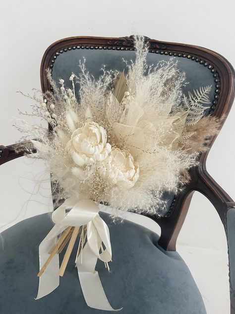 Brown Pampas, Cream Bridesmaids, Wedding Bouquet White, Love Quotes For Wedding, Boho Wedding Bouquet, Grass Wedding, White Bridal Bouquet, White Wedding Bouquets, Boho Wedding Decorations