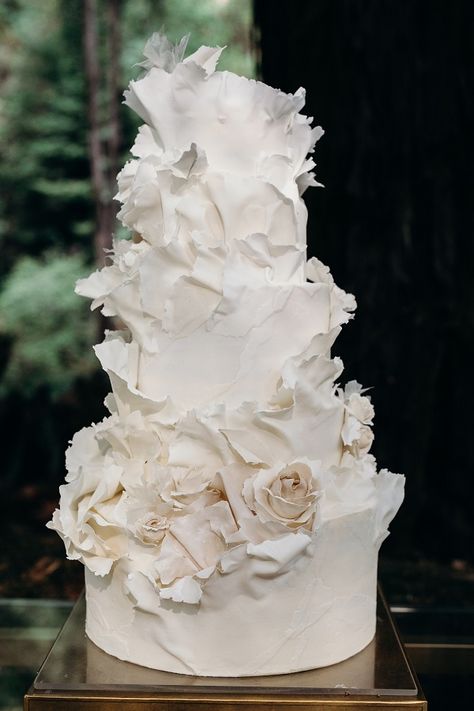 glamorous all white roses design wedding cake design Texture Wedding Cake, Woodland Wedding Table, Color Wedding Cake, Wedding Cake Nature, White Rose Cake, Jasmine Rae, Chic Outdoor Wedding, Redwood Forest Wedding, Forest Weddings