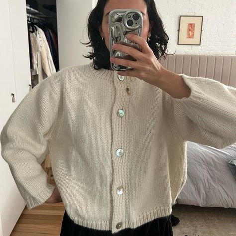 Light Coloured Outfits, Amano Sweater, Button Sweater Outfit, Grandma Sweater Outfit, Dress Casual Outfits, Outfits Comfy, Woman Outfit, Knitting Sweater, Grandma Sweater