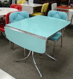 This is the best surface for a kitchen table bar none.  My aunt used hers for a baking/kneeding table and it worked great!  aqua-dinette Retro Kitchen Tables, Diy Kitchen Table, Store Concept, Kitchen Table Chairs, Retro Renovation, Dinette Sets, Table Vintage, Retro Furniture, Diy Chair