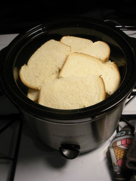 Crock Pot French Toast Recipe ~ awesome... Its soooo easy too~ Wake up in the morning to the smell of ready to dive into French toast! Crock Pot French Toast, Crockpot French Toast, Crock Pot Recipes, Think Food, Crock Pot Slow Cooker, Crock Pot Cooking, Slow Cooking, Breakfast Dishes, Bagels