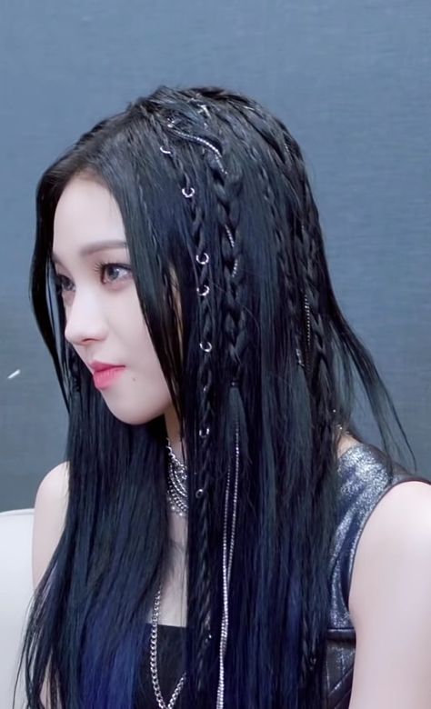 Kpop Braids, Kpop Idols Hairstyle, Aespa Hairstyle, Karina Hairstyle, Kpop Idol Hairstyles, Hair Stayl, Concert Hairstyles, Tomboy Hairstyles, Performance Hairstyles