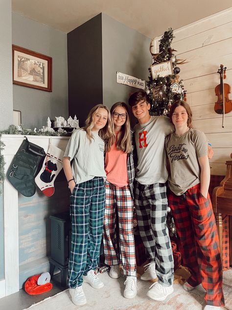 Pajama Set Christmas, Outfit Posada, Family Holiday Outfits, Pajama Party Outfit, Pajamas Aesthetic, Matching Outfits Best Friend, Pajama Day, Flannel Pants, School Pictures