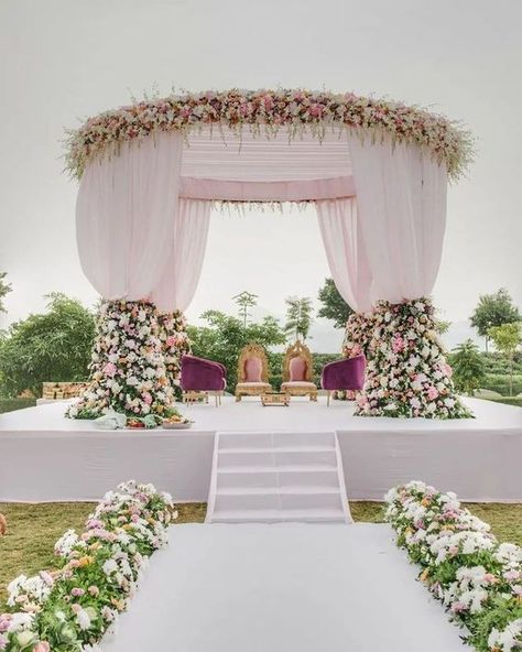 Outdoor Hindu Wedding, Sikh Wedding Decor, Indian Wedding Theme, Wedding Outside, Wedding Hall Decorations, Flower Garland Wedding, Destination Wedding Decor, Wedding Background Decoration, Wedding Entrance Decor