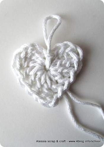 Scuola di uncinetto: come fare cuori semplici a crochet Chunky Knit Pillow, Jumbo Yarn, Simple Crochet, Crochet Bookmarks, Arm Knitting, Crochet Lovers, Crochet Heart, Crochet Stitches Patterns, Circular Knitting