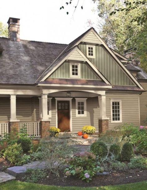 Exterior paint colors for house with brown roof 37 Cottage Exterior Colors, Exterior House Siding, Best Exterior Paint, House Paint Color Combination, Brown Roof, Color Combinations Paint, Exterior House Paint Color Combinations, Siding Colors, Cottage Exterior