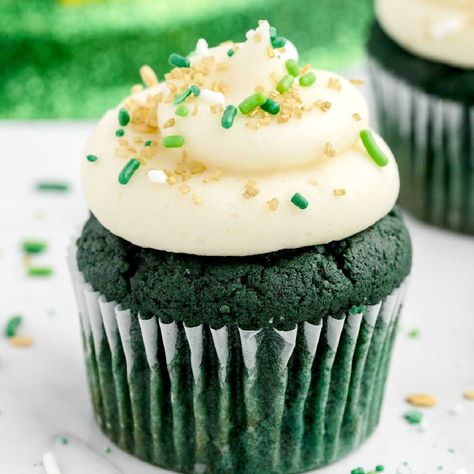 Green Cupcakes White Cupcake Recipe, White Cupcake Recipes, Cupcakes Green, Green Frosting, Green Icing, Green Cupcakes, White Cupcakes, Cupcake Flavors, Velvet Cupcakes