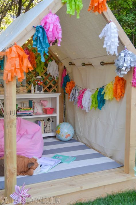 DIY Outdoor Reading Nook!! Outdoor Kids Playhouse, Diy Kids Teepee, Playhouse Decor, Outdoor Reading Nooks, Outdoor Reading, Reading Nook Kids, Kids Summer Reading, Build A Playhouse, Outdoor Play Areas